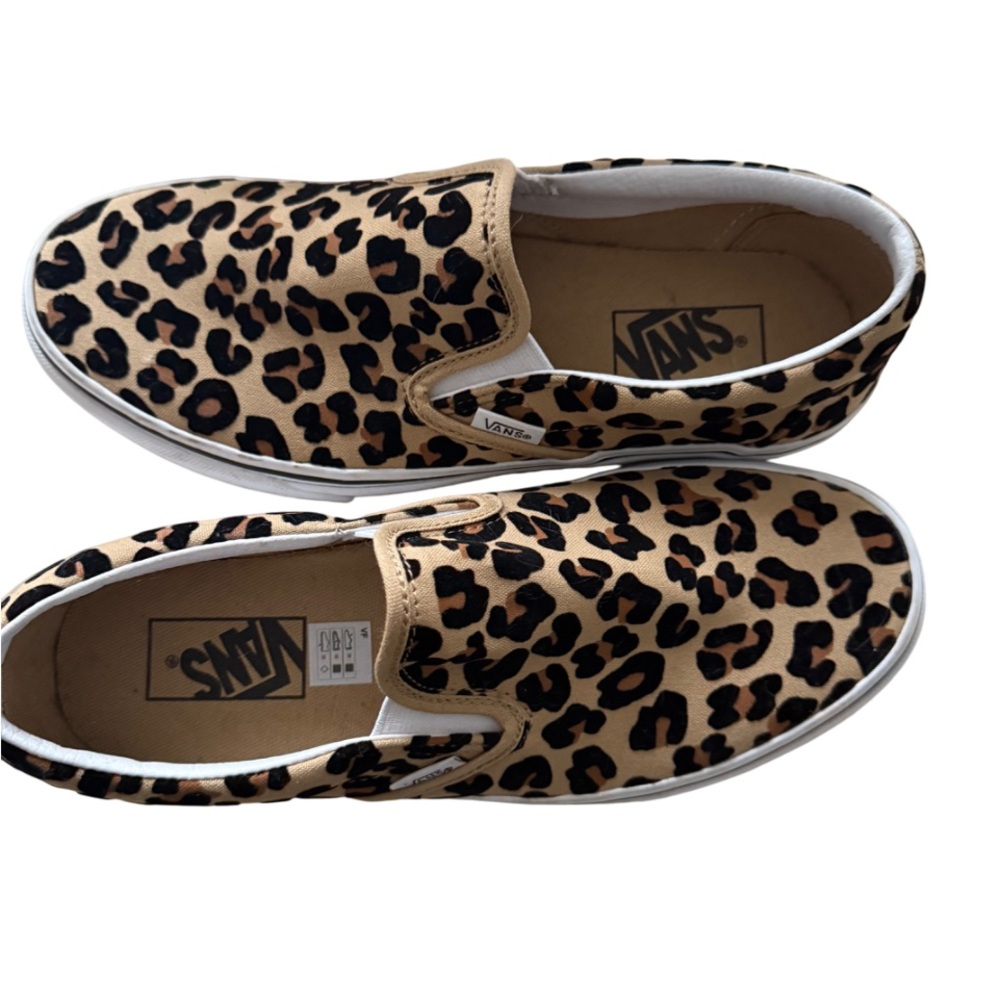 Like New Women's Leopard Print Slip-On Shoes